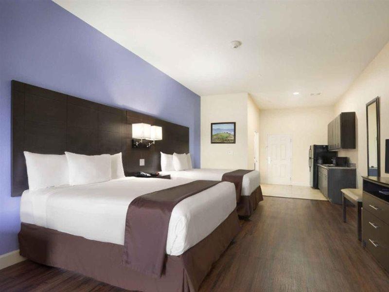 Days & By Wyndham West/seawall 3*