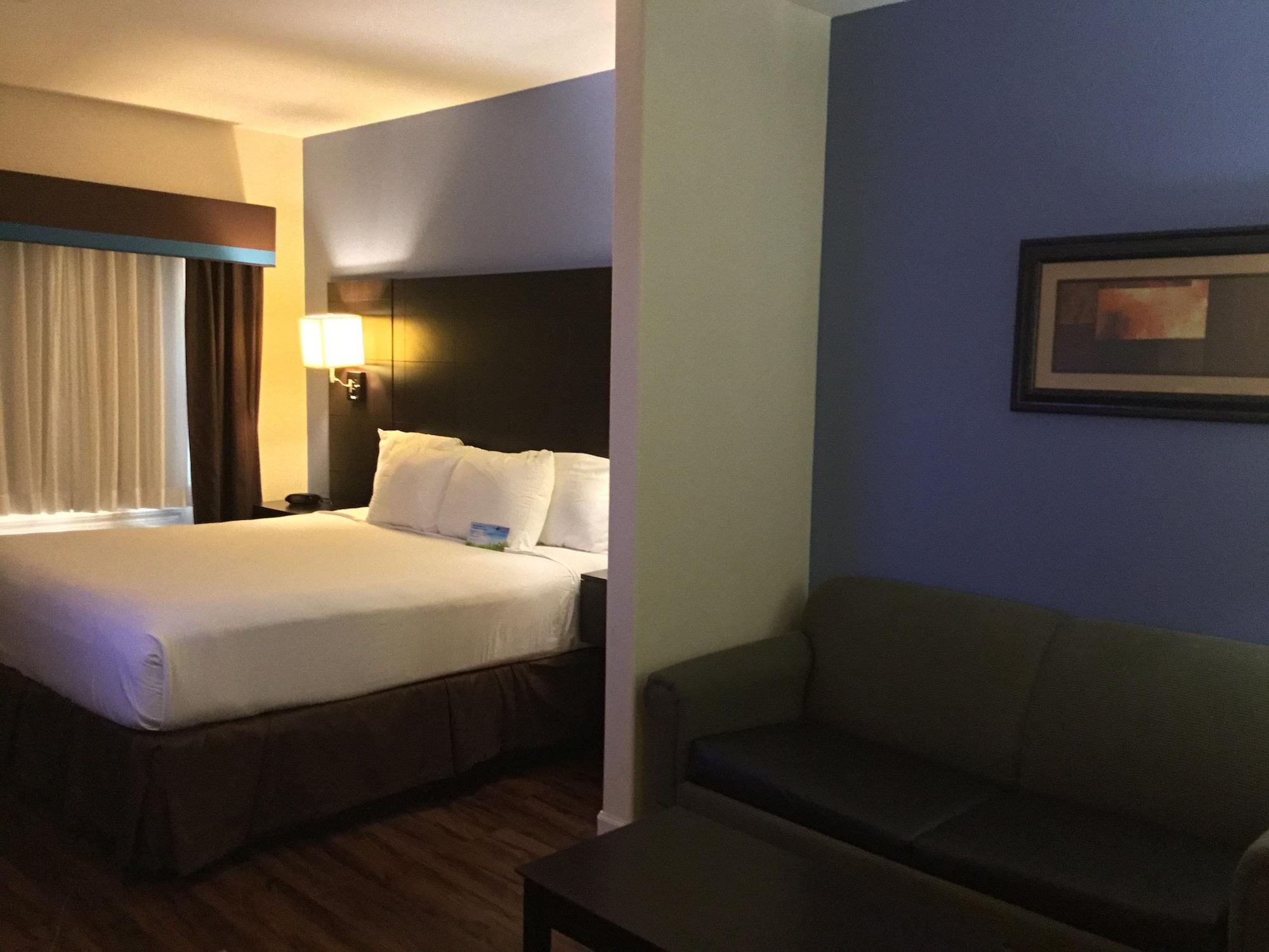 Days & By Wyndham West/seawall Hotel