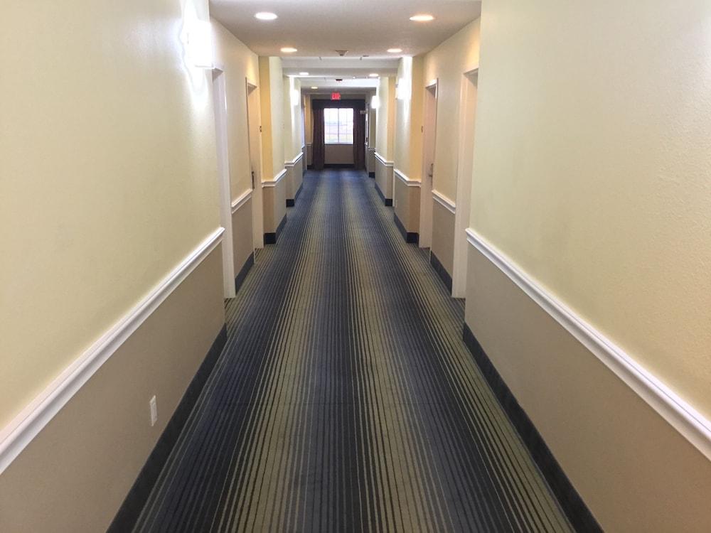 Days & By Wyndham West/seawall 3*