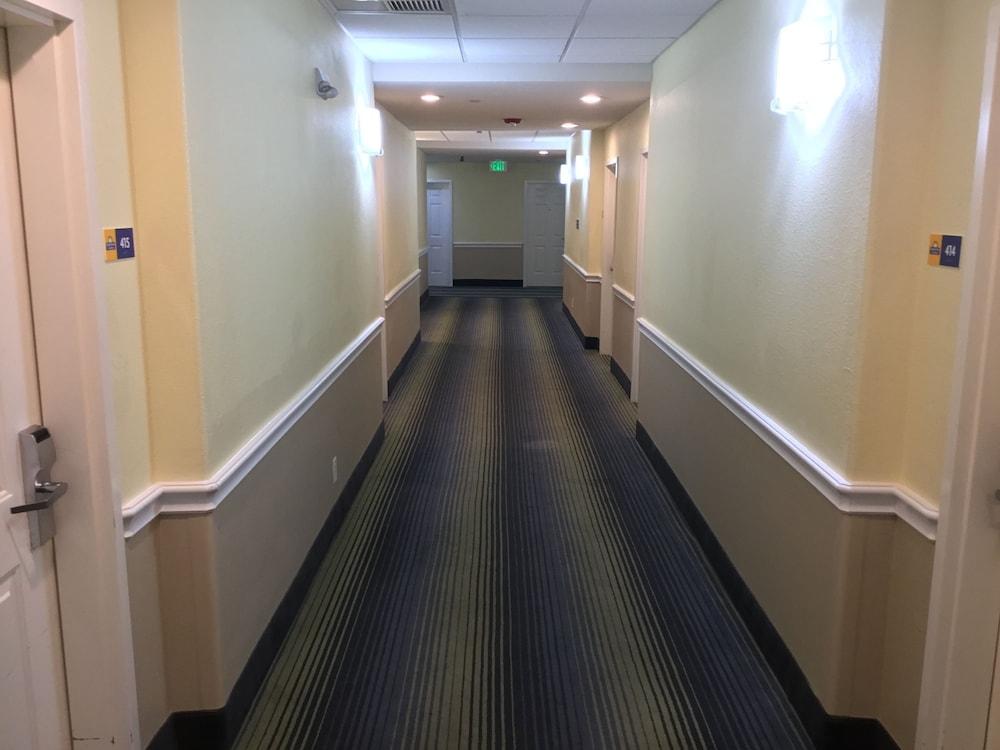 Days & By Wyndham West/seawall 3*
