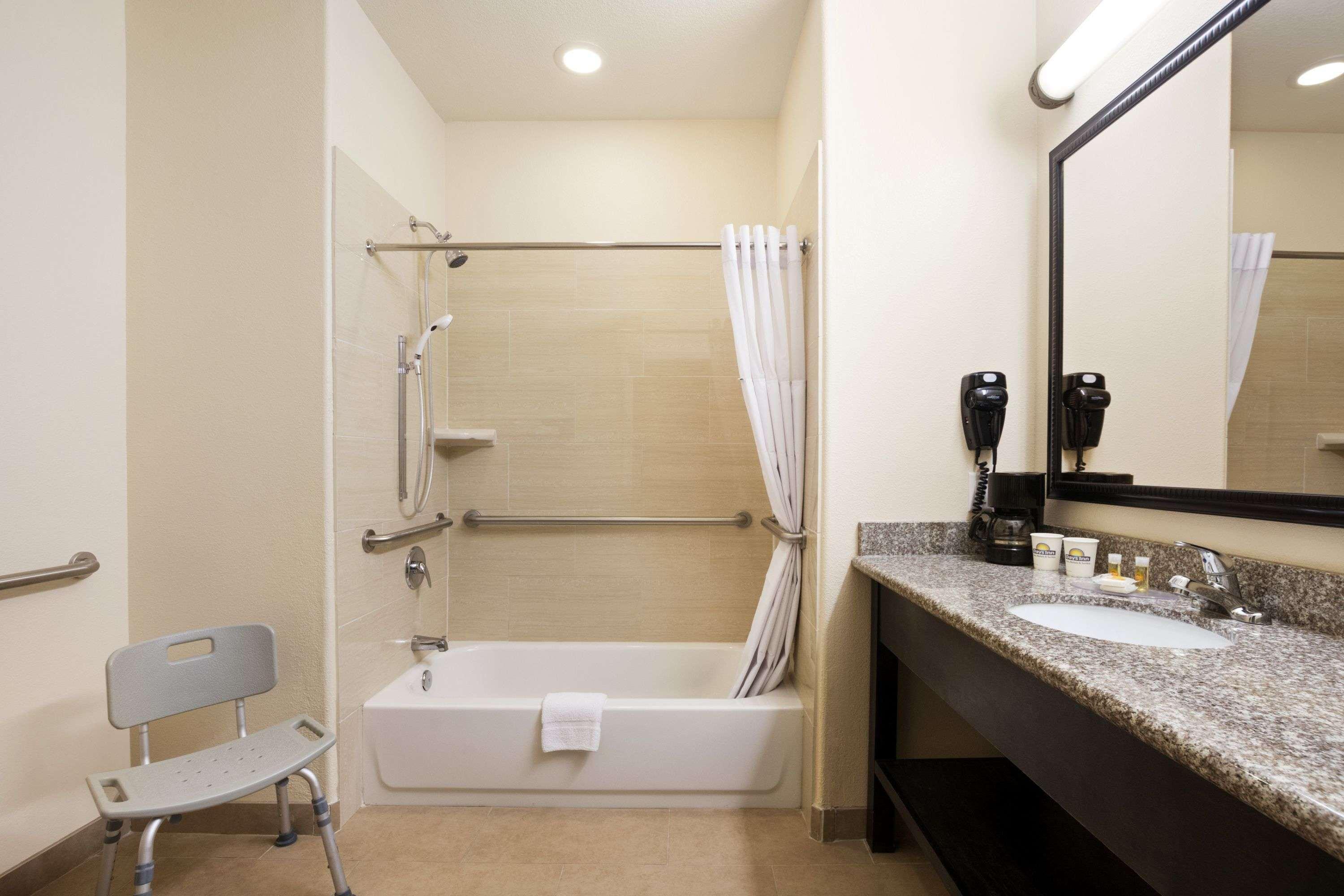 Days & By Wyndham West/seawall Hotel