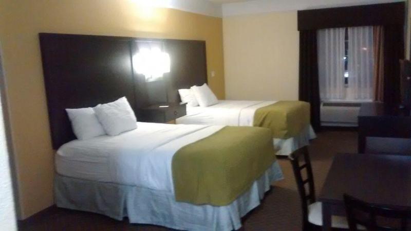 Days & By Wyndham West/seawall Hotel