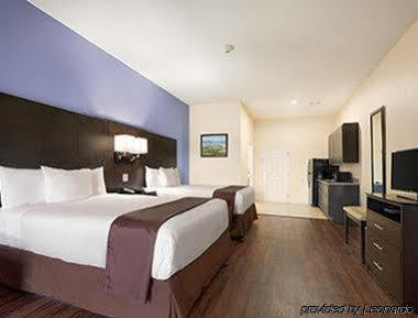 Days & By Wyndham West/seawall Hotel