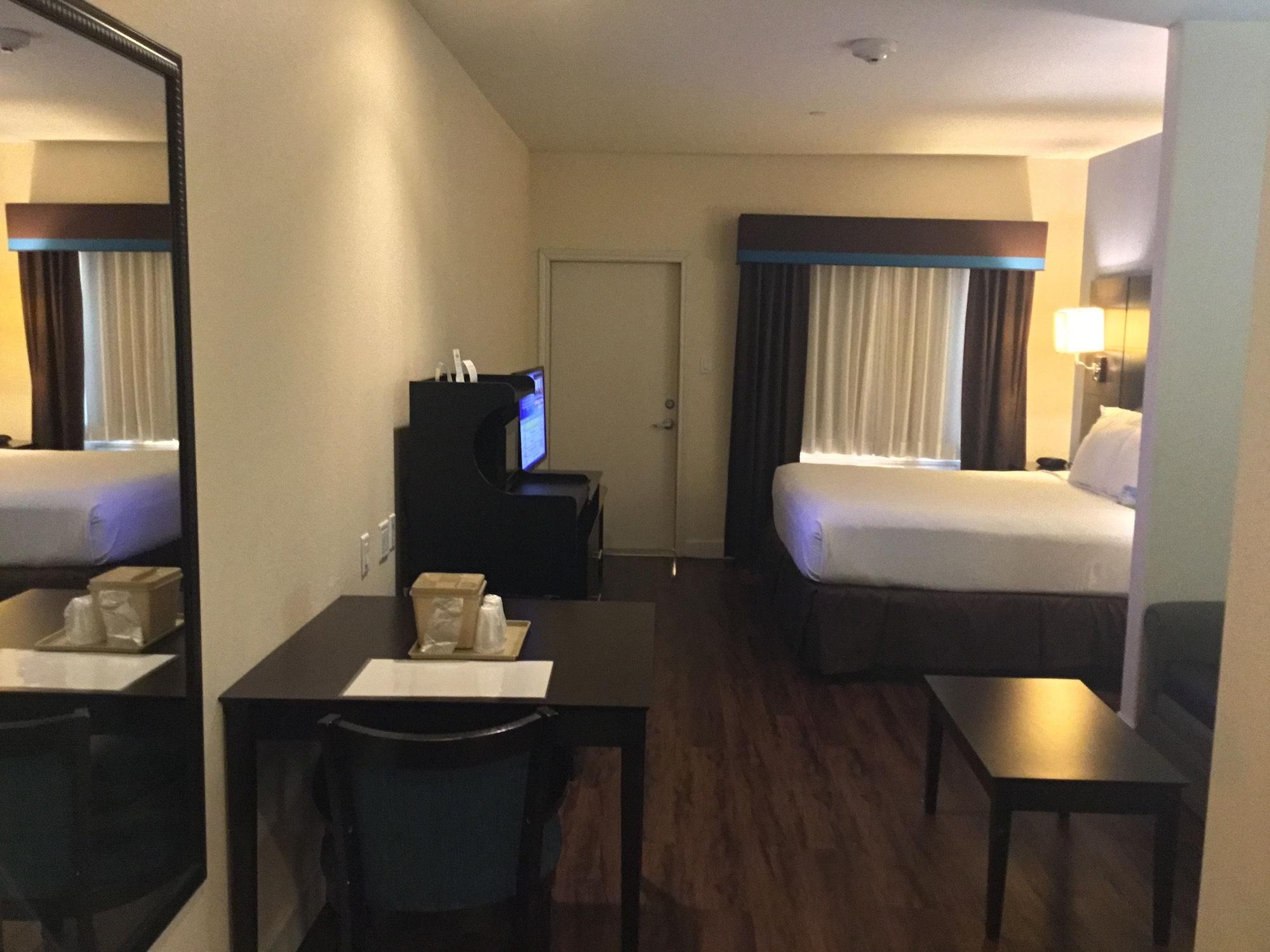 Days & By Wyndham West/seawall Hotel